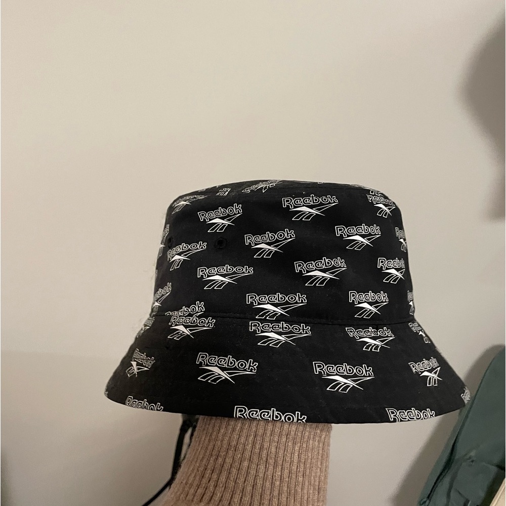 reebook bucket hat